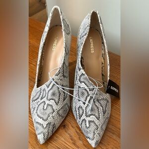 NWT EXPRESS Snakeskin textured 3” Heels size 10